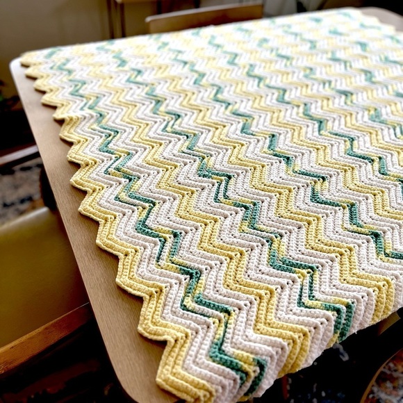VINTAGE CROCHETED ZIGZAG THROW - Picture 7 of 7